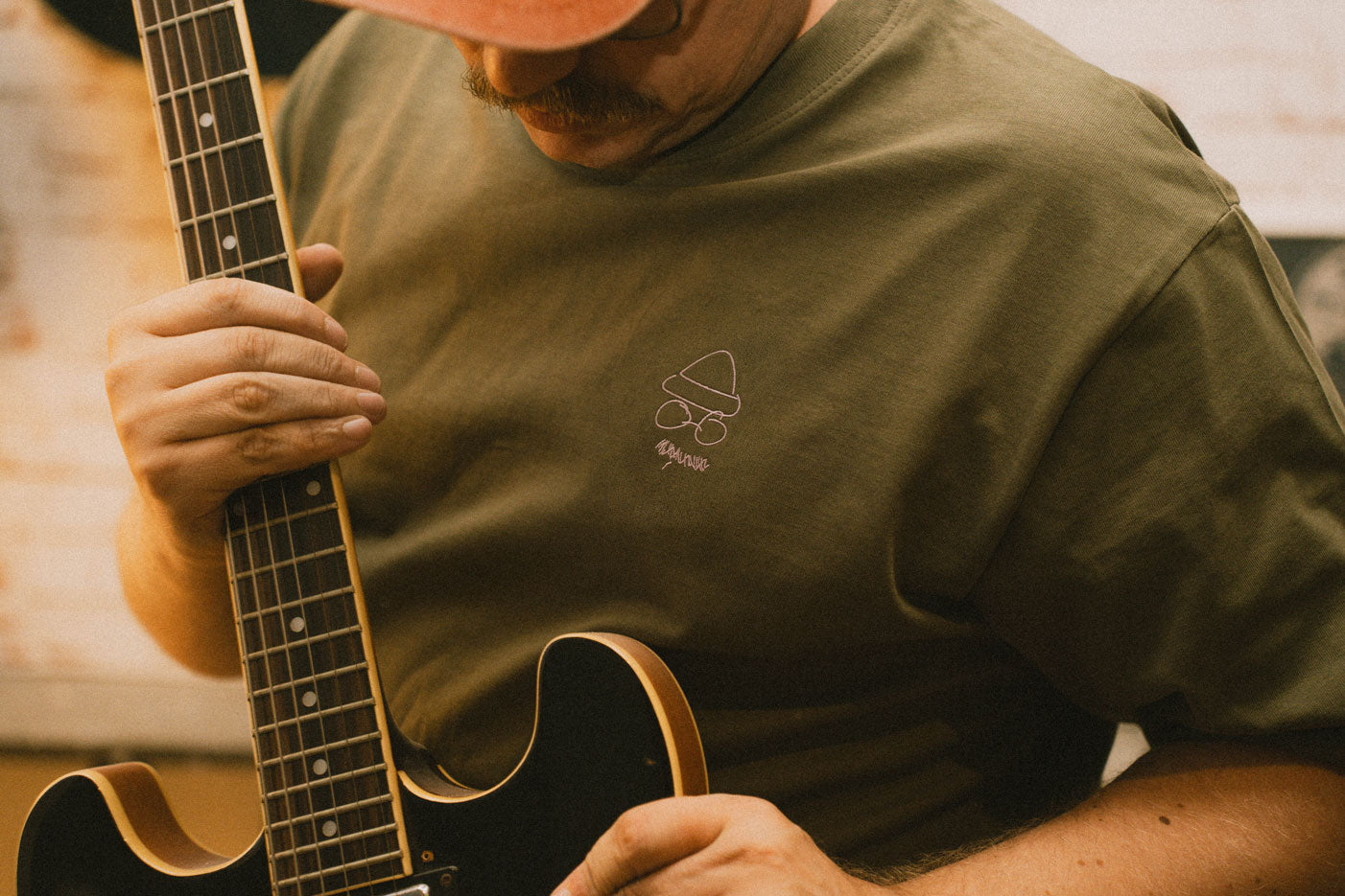 Flieder auf alte Olive (Khaki grün)  - T-Shirt