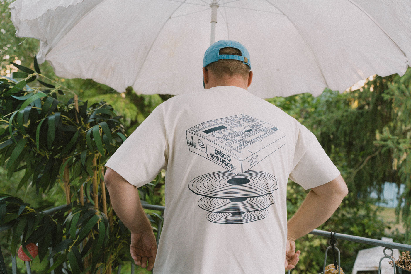 Pflaume auf Bio-Ei (Natural Raw) - T-Shirt
